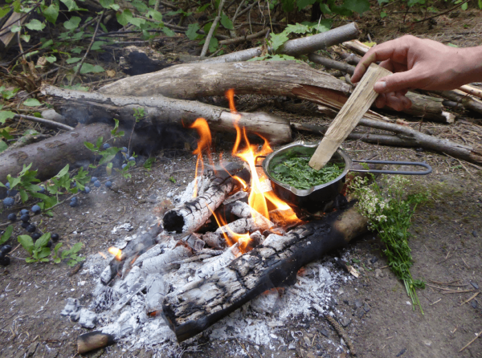 Kochen am Lagerfeuer. Dein Schweizer Messer ist der perfekte Begleiter für deine Outdoorabenteuer.